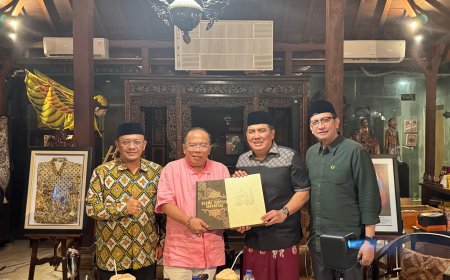 Ketua Yayasan Amanah Kita Serahkan Buku Ensiklopedia Ulama Terpilih Indonesia kepada Sekjend JATMA Aswaja