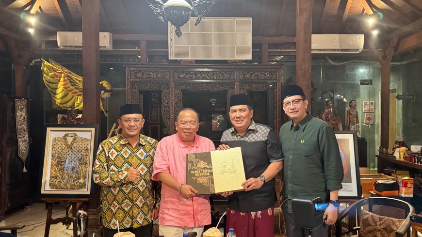 Ketua Yayasan Amanah Kita Serahkan Buku Ensiklopedia Ulama Terpilih Indonesia kepada Sekjend JATMA Aswaja