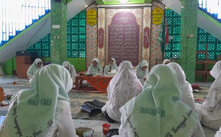 Kajian Rutin Annitho Karanganyar Teguhkan Spiritualitas Muslimah Melalui Rotib Kubro dan Kajian Kitab Wasiyatul Musthofa
