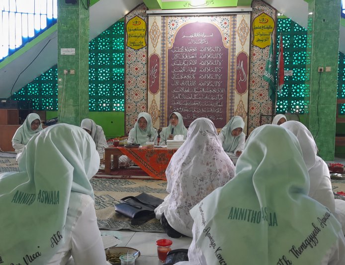 Kajian Rutin Annitho Karanganyar Teguhkan Spiritualitas Muslimah Melalui Rotib Kubro dan Kajian Kitab Wasiyatul Musthofa